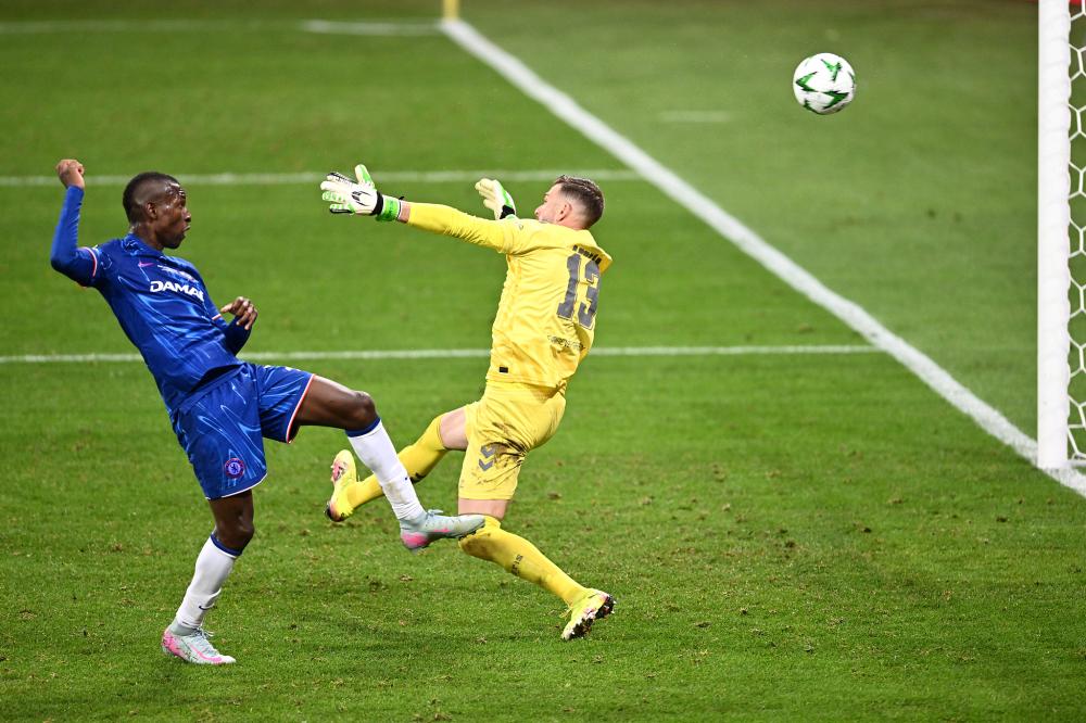 媒体人：杯赛的地板问题太大了，换地板无望应该撕掉所有地贴